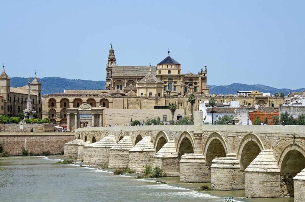 Vista de la Mezquita de Córdoba tras el Puente Romano.