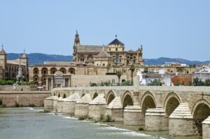Vista de la Mezquita de Córdoba tras el Puente Romano.