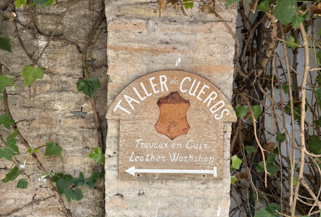 Zoco de Córdoba: cartel de un taller de cuero.