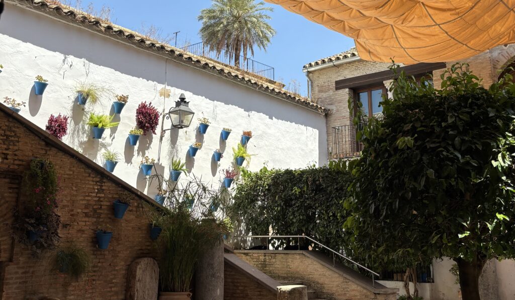 Zoco de Córdoba: un patio cordobés convertido en mercado de artesanía.